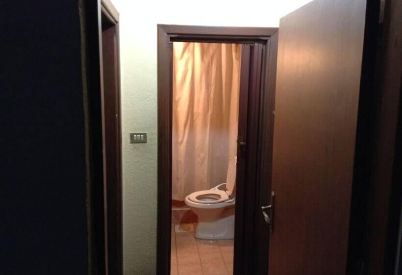 اتاق استاندارد با سرویس بهداشتی مشترک, Queen Ayola