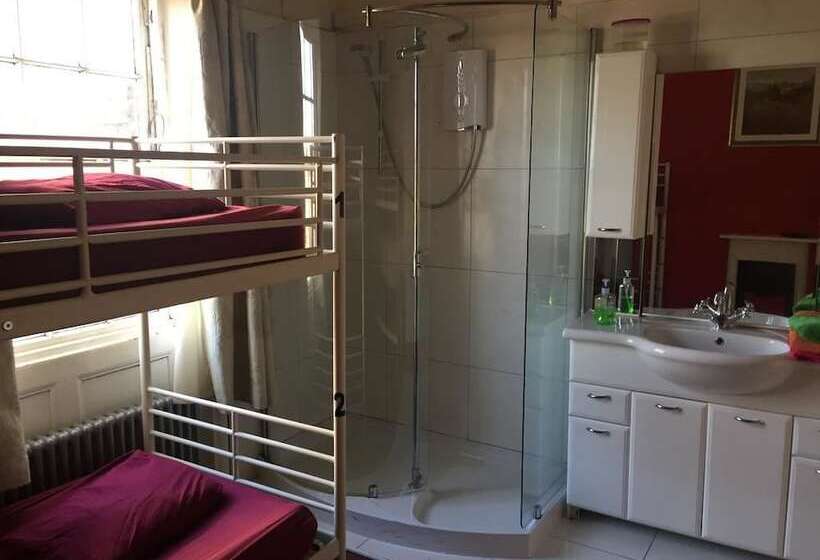 חדר משפחתי, Embassie Backpackers