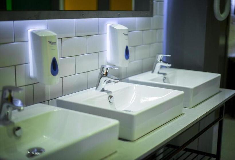 ルームシェアのワンベッド, Kick Ass Greyfriars