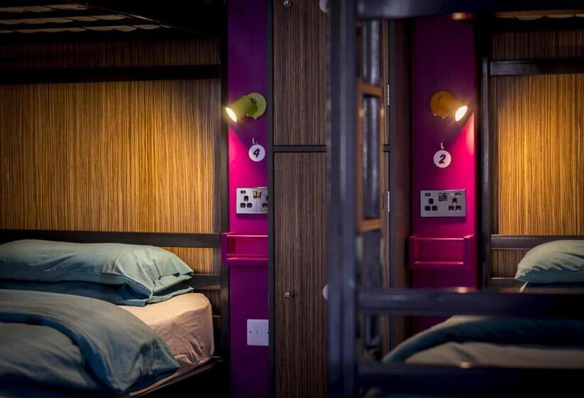 浴室共有スタンダード４人用ルーム, Kick Ass Greyfriars