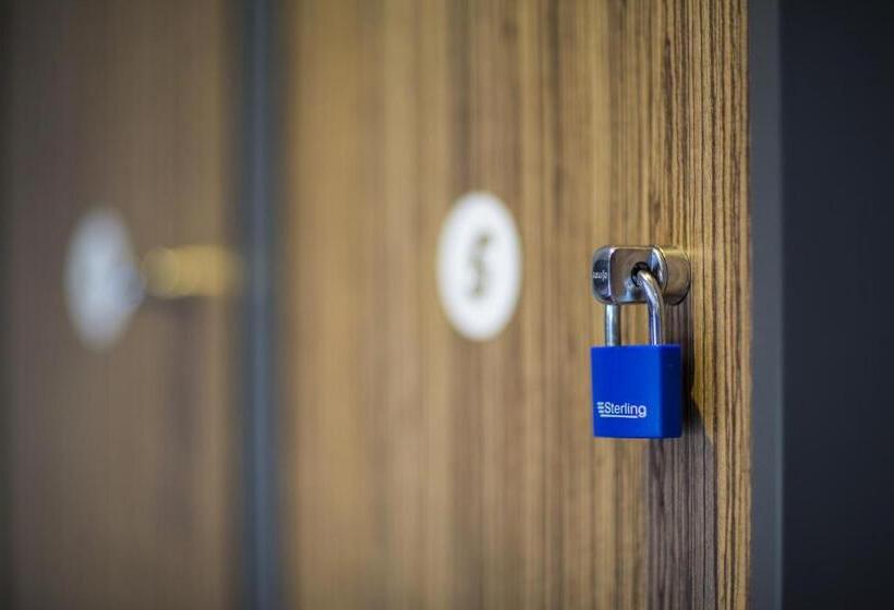 バスルーム共有のトリプルスタンダード, Kick Ass Greyfriars