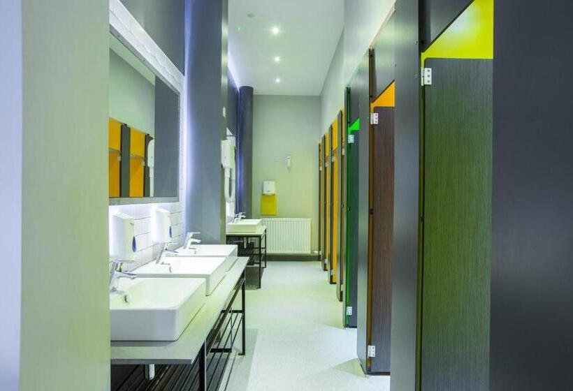 バスルーム共有のトリプルスタンダード, Kick Ass Greyfriars