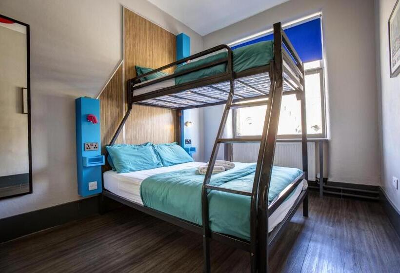 バスルーム共有のトリプルスタンダード, Kick Ass Greyfriars