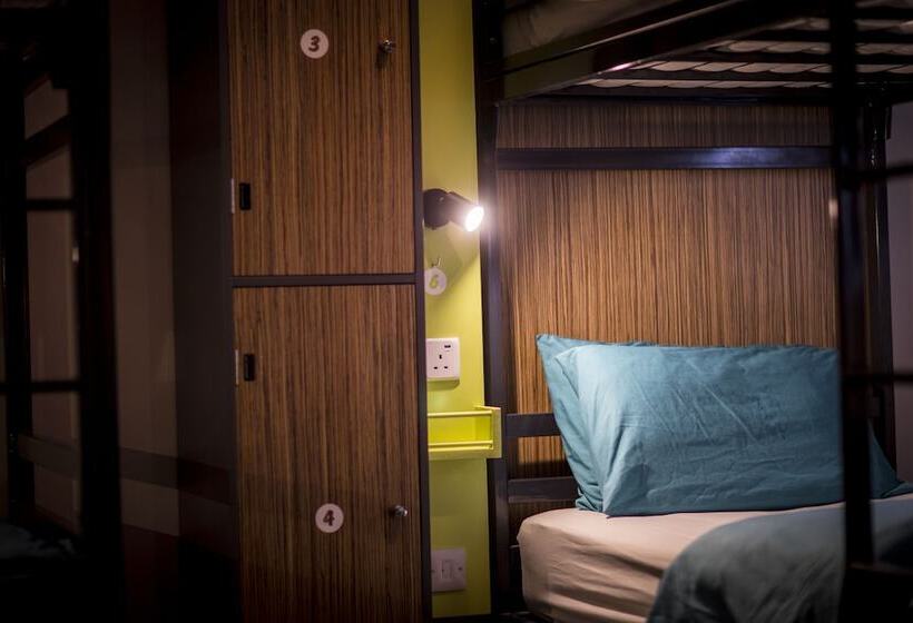 ルームシェアのワンベッド, Kick Ass Greyfriars