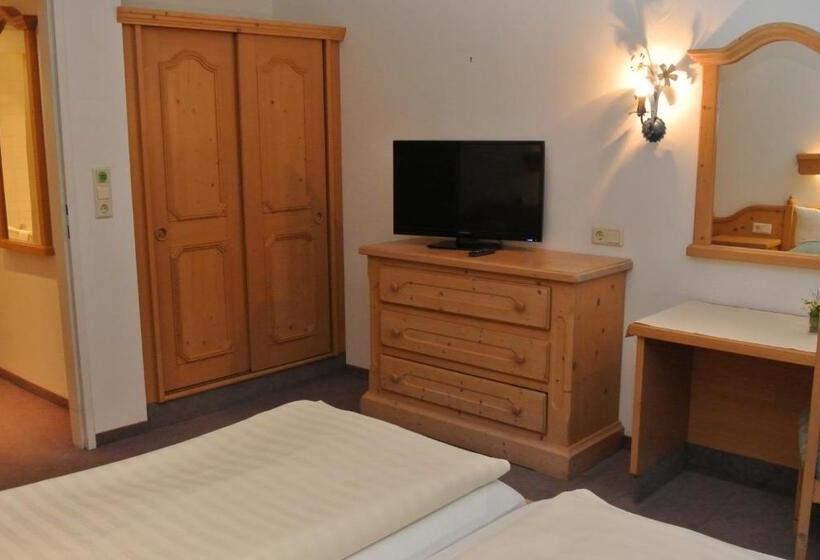 חדר סטנדרט לארבעה, Gruberhof Innsbruck Igls B&b