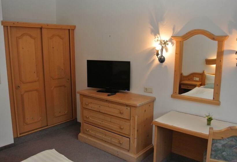 חדר סטנדרט לארבעה, Gruberhof Innsbruck Igls B&b