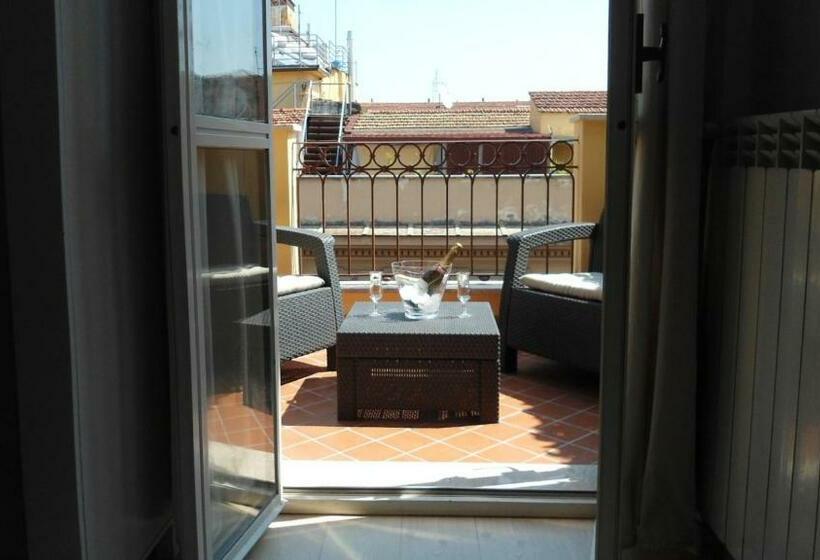 テラス付スーペリアルーム, Indipendenza