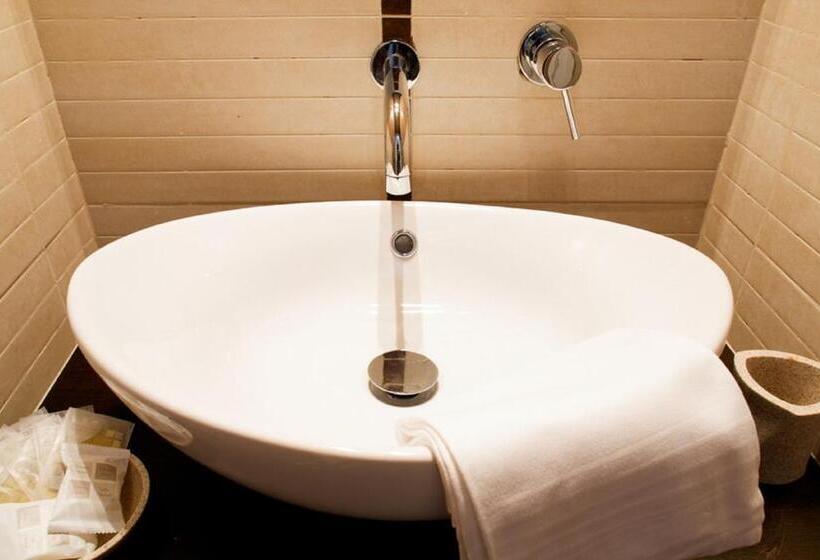 エコノミートリプルルーム, Indipendenza