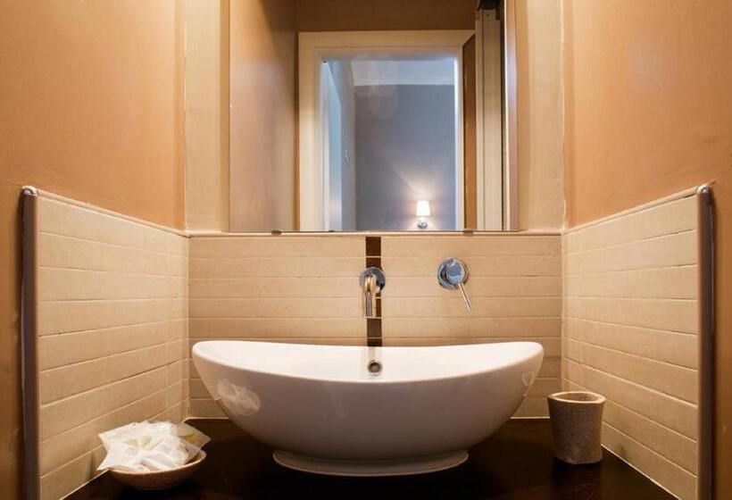 エコノミートリプルルーム, Indipendenza