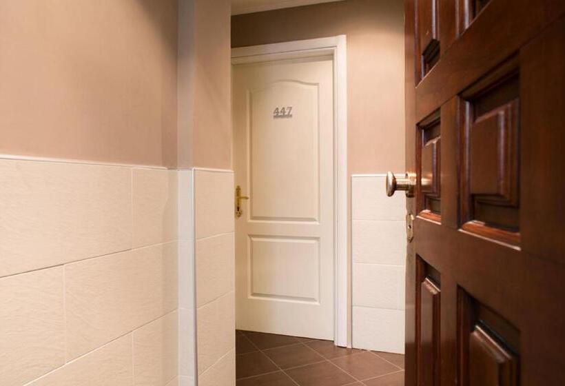 エコノミー４人部屋, Indipendenza