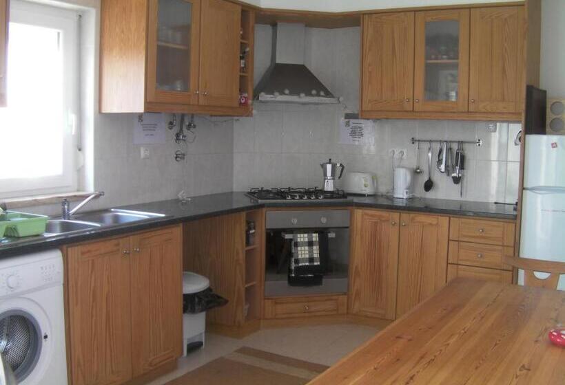 تختخواب در اتاق مشترک, Peniche Surf Lodge 1