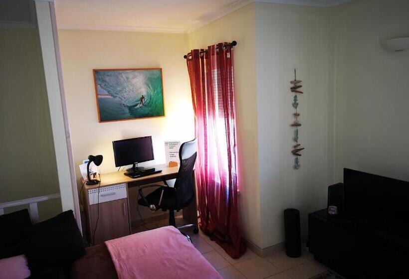 تختخواب در اتاق مشترک, Peniche Surf Lodge 1