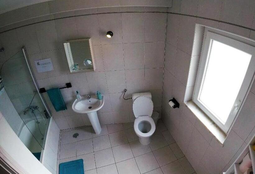اتاق خانوادگی با سرویس بهداشتی مشترک, Peniche Surf Lodge 1