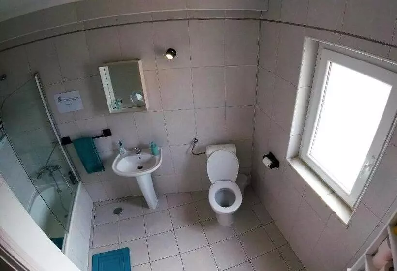 اتاق خانوادگی با سرویس بهداشتی مشترک, Peniche Surf Lodge 1