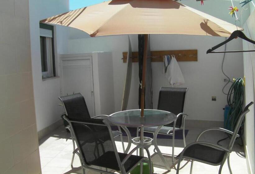 تختخواب در اتاق مشترک, Peniche Surf Lodge 1