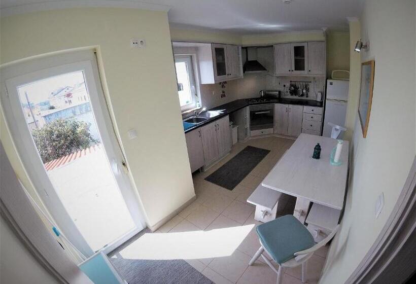 اتاق خانوادگی با سرویس بهداشتی مشترک, Peniche Surf Lodge 1