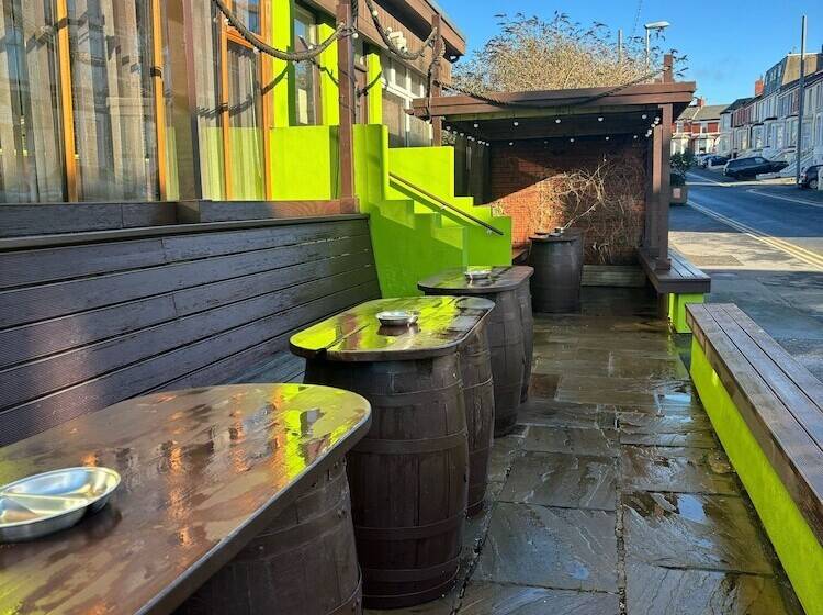 패밀리 룸, The Lawton