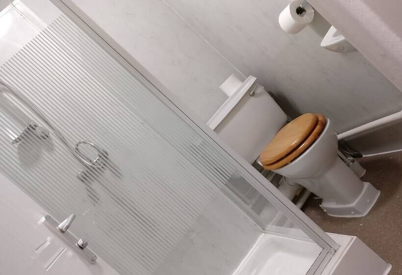 패밀리 룸, The Lawton