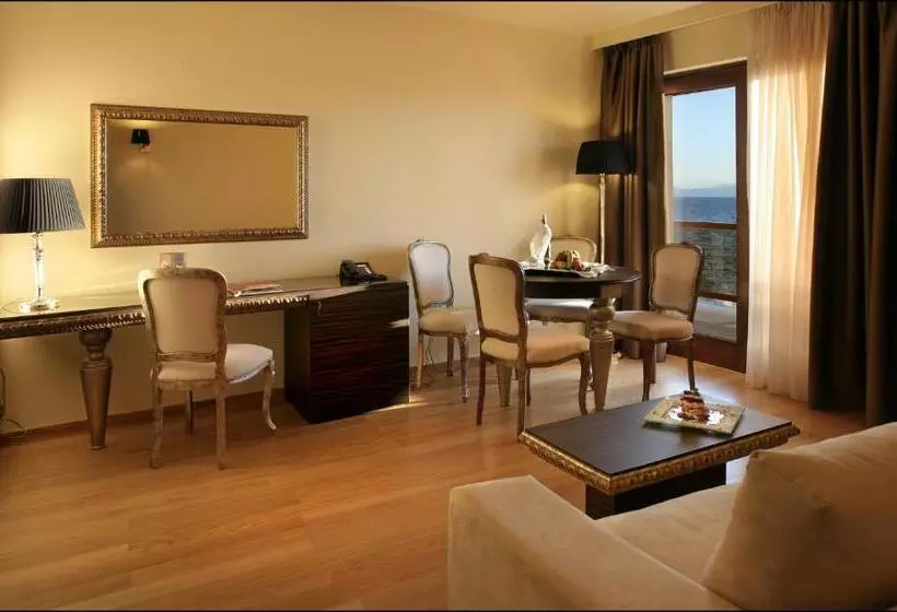 سوییت لوکس, Valis Resort