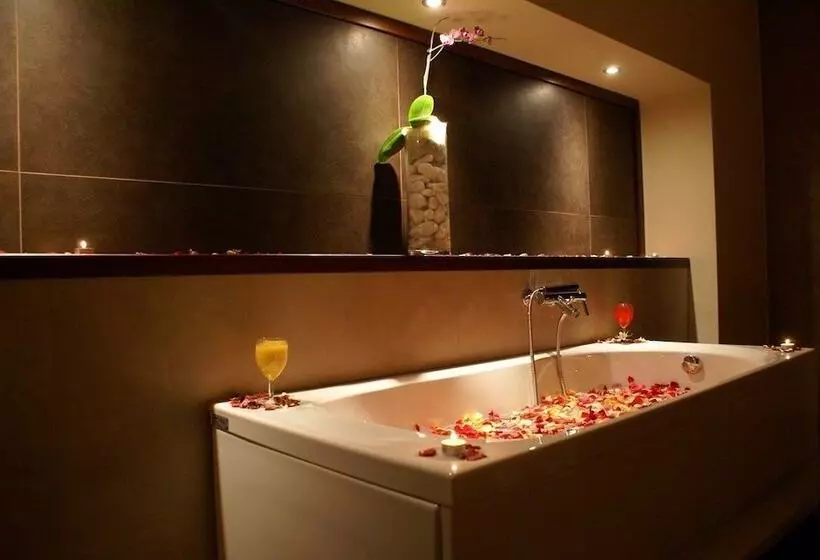 سوییت لوکس, Valis Resort
