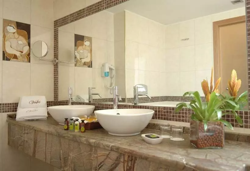 سوییت لوکس, Valis Resort
