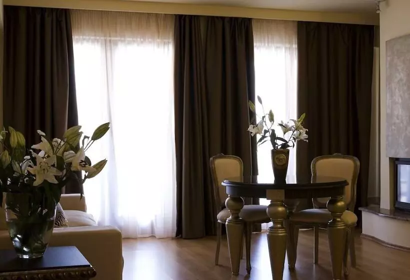 سوییت لوکس, Valis Resort