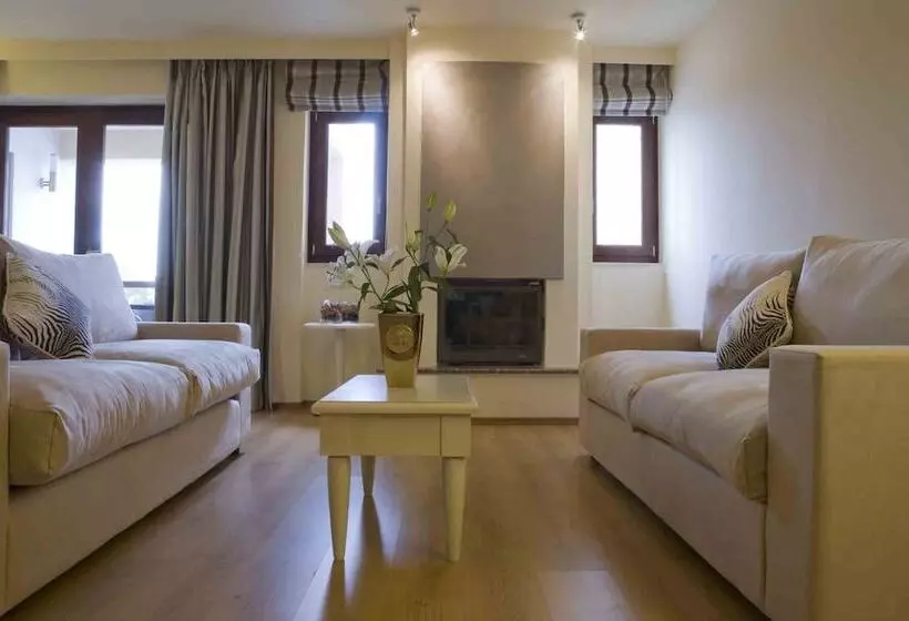 سوییت لوکس, Valis Resort
