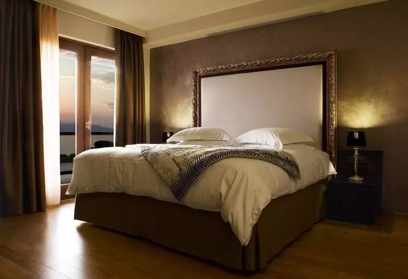 سوییت لوکس, Valis Resort