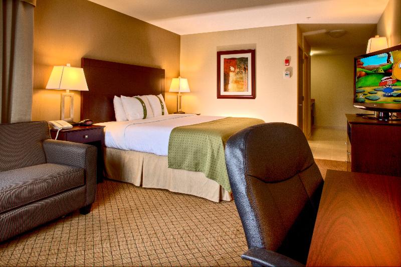 キングサイズベッドのスタンダードルーム, Holiday Inn Hotel And Suites Kamloops, An Ihg