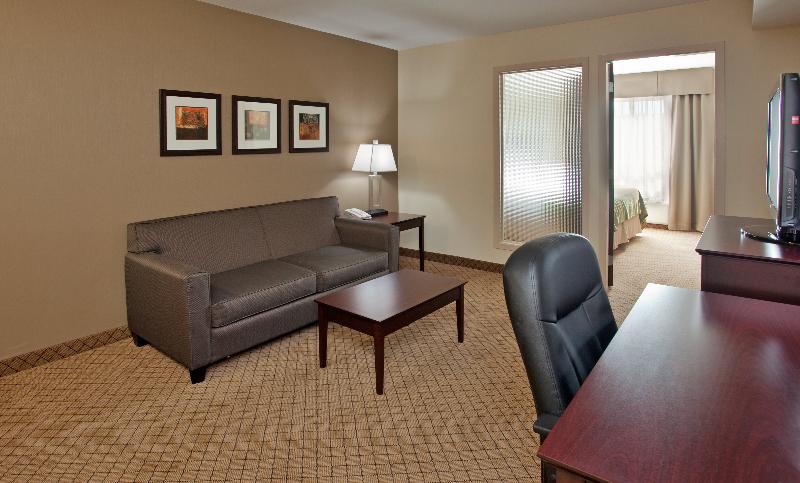 带大床的套房, Holiday Inn Hotel And Suites Kamloops, An Ihg