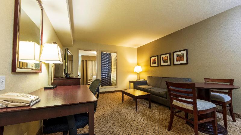 キングサイズベッドのスイートルーム, Holiday Inn Hotel And Suites Kamloops, An Ihg