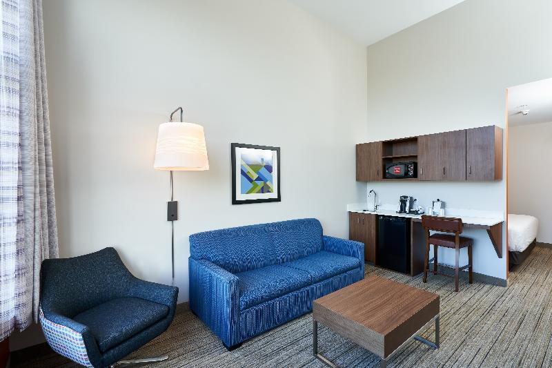 Люкс Кровать Кинг, Holiday Inn Express Hotel & Suites Dieppe Airport, An Ihg