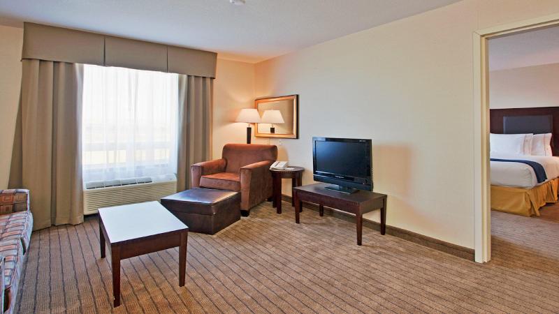 Suite met Kingsize Bed, Holiday Inn Express Hotel & Suites Swift Current, An Ihg