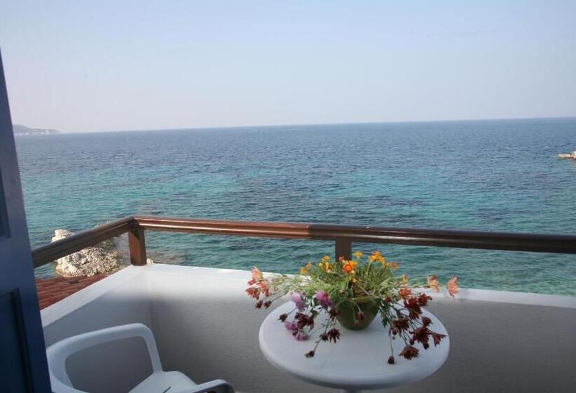 غرفة قياسية مطلّة علي البحر, Lemos