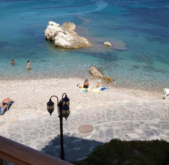 غرفة قياسية مطلّة علي البحر, Lemos