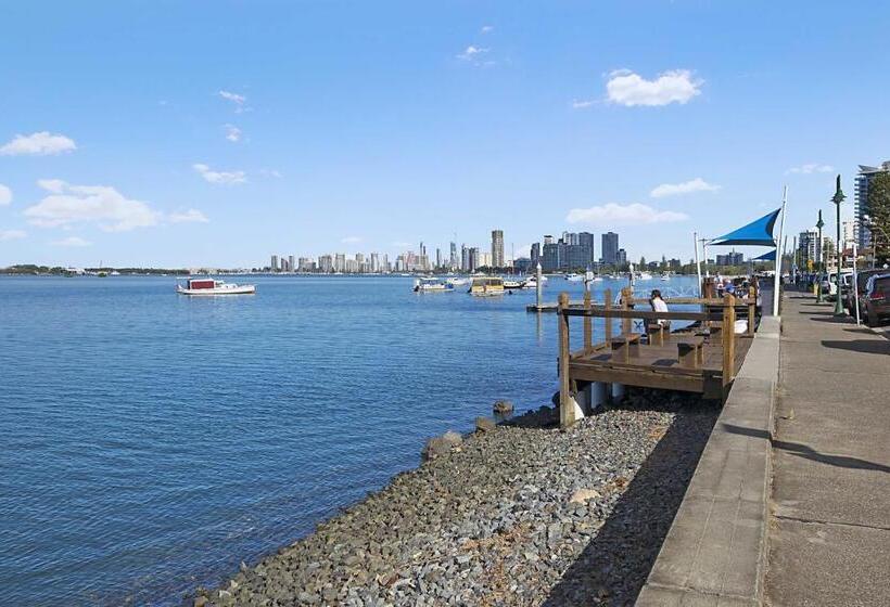 דירת חדר נוף לים, The Grand Apartments