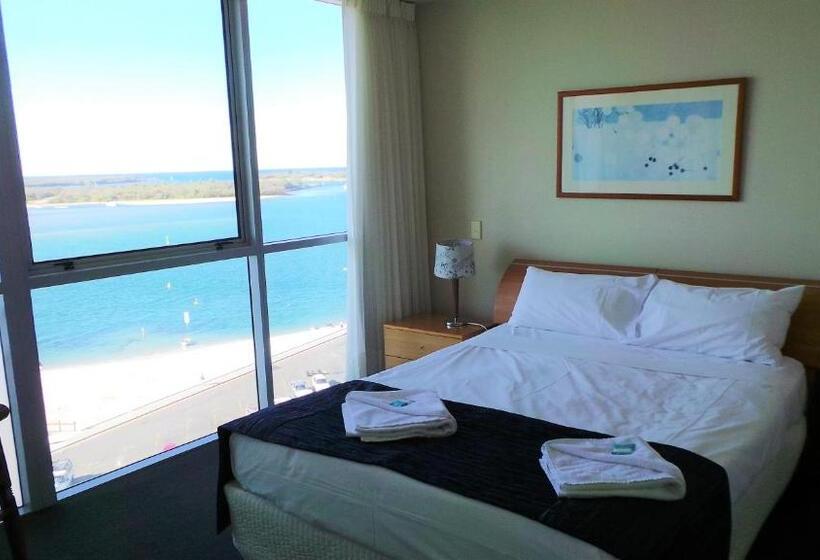 דירת חדר נוף לים, The Grand Apartments