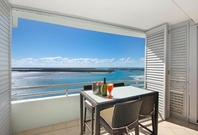 דירת חדר נוף לים, The Grand Apartments