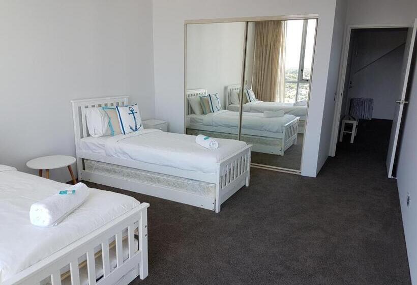 דירת דלוקס חדרי שינה עם נוף לים, The Grand Apartments