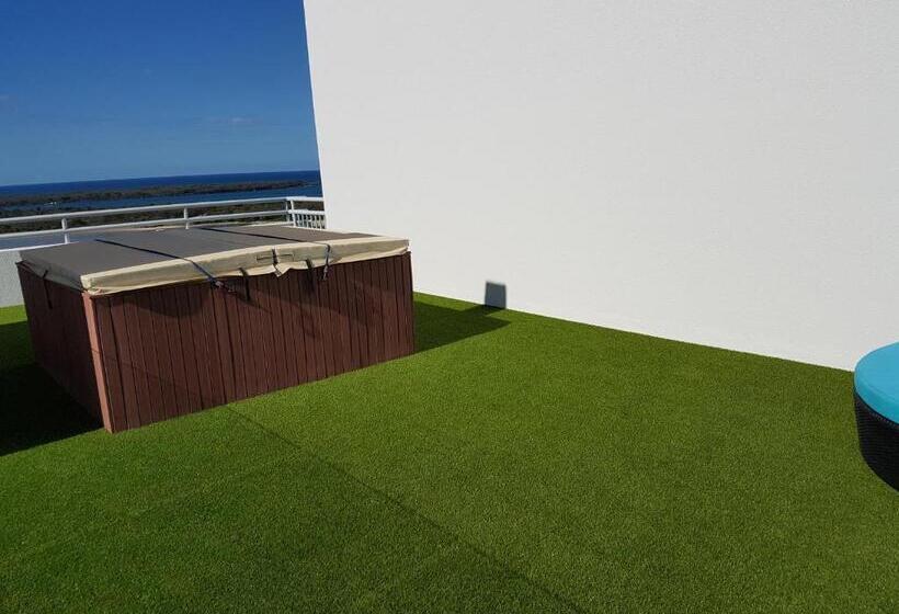 דירת דלוקס חדרי שינה עם נוף לים, The Grand Apartments