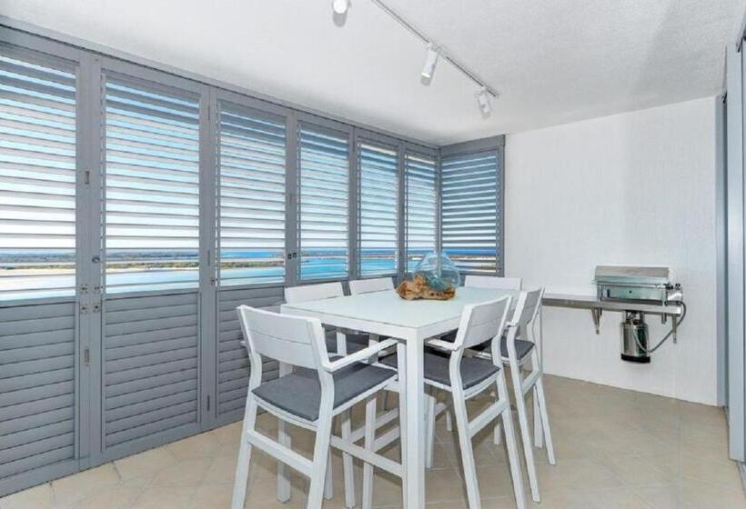 דירת חדר סופריור, The Grand Apartments