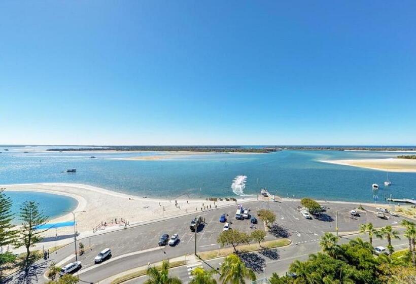 דירת חדר סופריור, The Grand Apartments