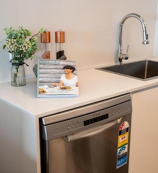 דירת חדר סופריור, The Grand Apartments