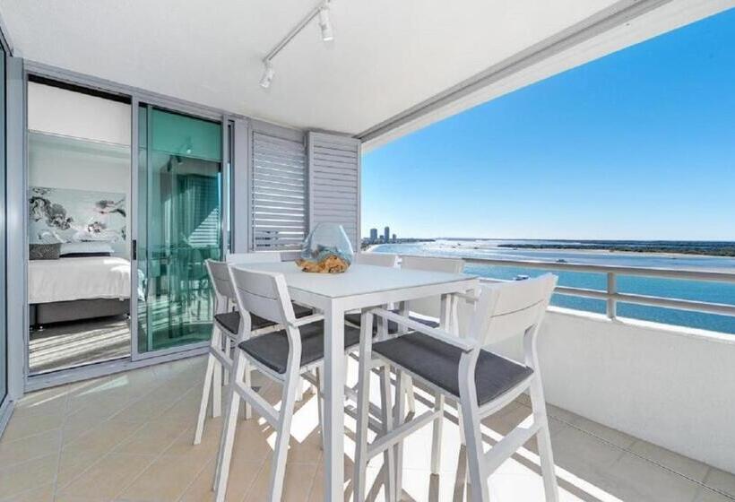 דירת חדר סופריור, The Grand Apartments