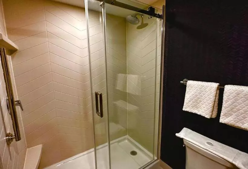 スイート, Newmarket Hotel And Suites