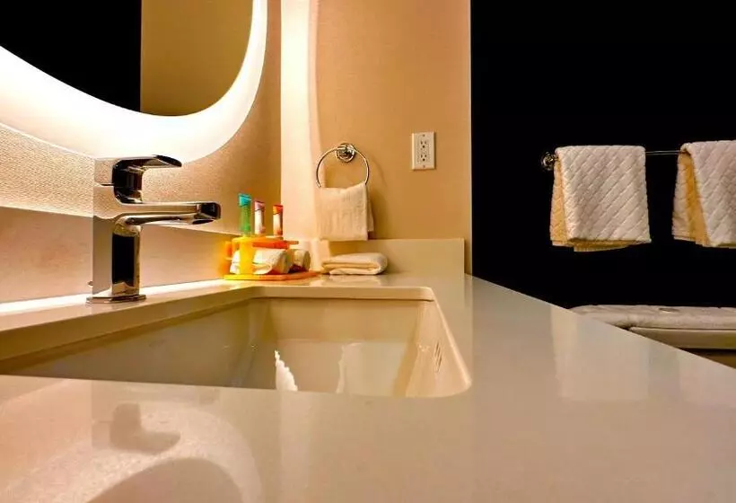 キングサイズベッドのジュニアスイート, Newmarket Hotel And Suites