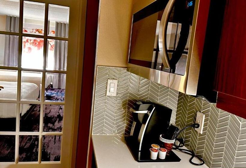 Люкс, Newmarket Hotel And Suites