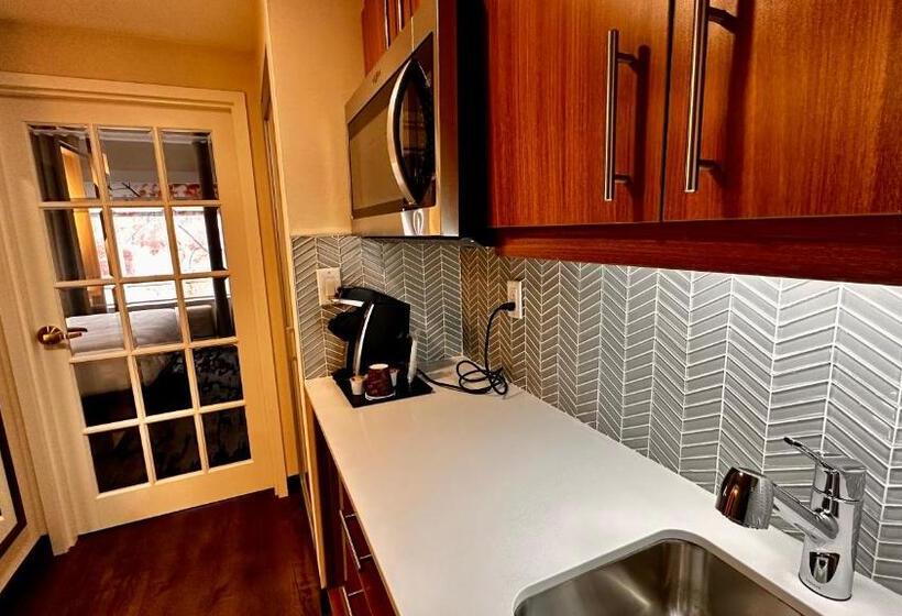 جناح جونيور سرير كينج, Newmarket Hotel And Suites