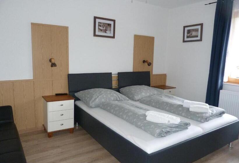 اتاق راحتی سه تخته, Pension Kitty