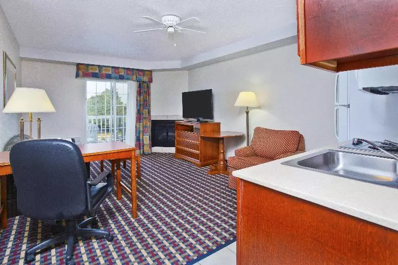 キングサイズベッドのスイートルーム, Holiday Inn Express Hotel & Suites Petoskey, An Ihg